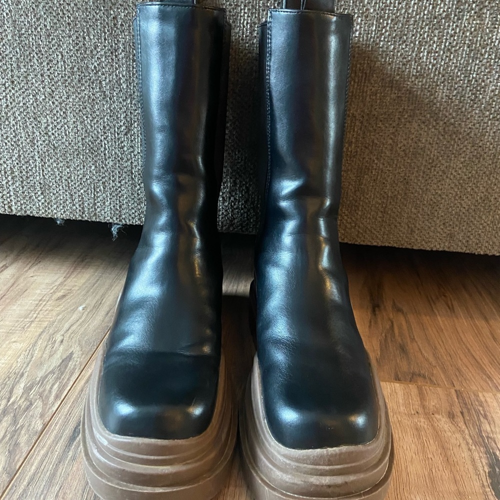Only worn once! Super cute & good for rain!